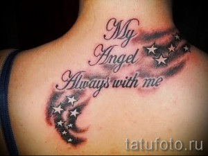 Фото тату надписи "My Angel Always with me" на спине с изображением звезд. Черные и серые чернила, воздушный стиль. Идеи для тату в память об ушедших.
