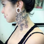 тату буквы на шее - фото готовой татуировки - 20122015 № 6