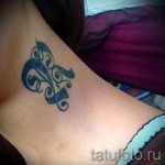 тату буквы на шее - фото готовой татуировки - 20122015 № 8