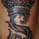 тату корона с буквой - фото готовой татуировки - 20122015 № 5