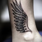 Фото тату: стильная татуировка крыла, выполненная в технике dotwork на лодыжке. Оригинальный и современный дизайн.