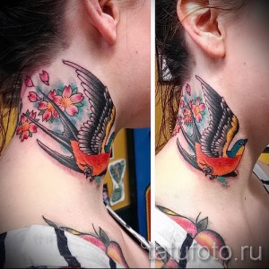 Фото татуировки ласточки в окружении цветущей сакуры на шее. Яркие цвета, детальная проработка, стиль олд скул. Женственный и нежный рисунок.