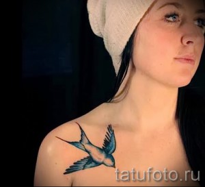 тату ласточки на груди - фото пример 32