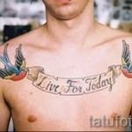 Фото тату на груди: две ласточки с надписью 'Live For Today' на ленте. Олдскульный стиль, вдохновляющий девиз.
