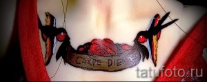 Фото тату лодки, полной черепов, с надписью 'Carpe Diem'. Рисунок выполнен в темных тонах с использованием красных акцентов.