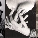 Фотография татуировки с изображением маленькой ласточки на пальце руки знаменитости. Рисунок выполнен в черном цвете.