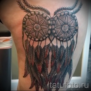 Фото тату совы, стилизованной под ловец снов, на руке, выполненное в технике blackwork с использованием черных линий и точек.