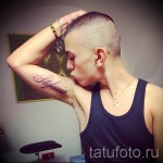 Фото татуировки с именем "Stefania", выполненной изящным шрифтом на руке девушки. Красивый и личный рисунок.