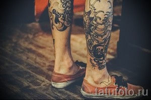 Фото татуировки на голени, сочетающей в себе изображение черепа, японские волны и традиционные узоры. Черно-белое изображение.