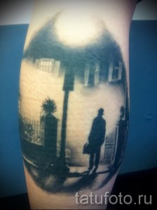 Фото реалистичной татуировки на голени с изображением городской улицы в туманную погоду. Черно-серые тона, детализированная проработка.