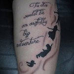 Фото тату с цитатой из Питера Пэна "To die would be an awfully big adventure" и силуэтами Питера Пэна и летающих птиц.
