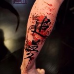 Фото татуировки на голени в японском стиле. Иероглифы, выполненные черной краской, дополнены яркими красными брызгами, создающими эффект динамики.