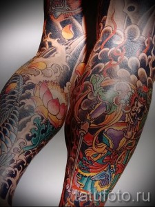 Фото тату в японском стиле на ногах. Цветная татуировка с изображением карпов кои, лотосов, волн и облаков.