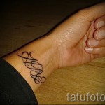 тату на кисть буквы - фото готовой татуировки - 20122015 № 1
