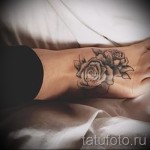 Фото тату: несколько маленьких роз на лодыжке, выполненных в технике blackwork. Идеальный вариант для тех, кто предпочитает небольшие и изящные татуировки.