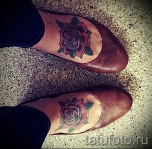 Фото тату: две одинаковые красные розы на стопах, выполненные в традиционном стиле. Идеально для парных татуировок.