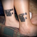 Фото парных тату на лодыжках: фраза 'LETING LOVE FIND A WAY' написана стильным шрифтом. Оригинальные и романтичные рисунки татуировок.