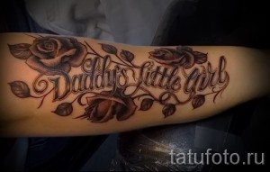 Фото тату: надпись 'Daddy's Little Girl' и изображение роз на руке. Элегантный и трогательный рисунок татуировки.