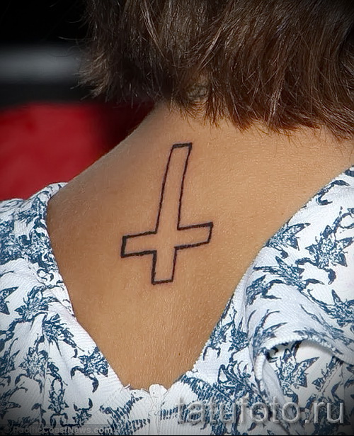 Татуировка перевернутый крест: значение и символика
