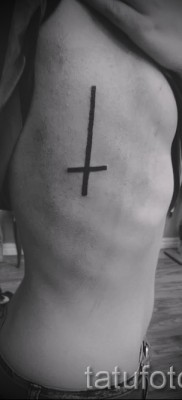 тату перевернутый крест — пример на фото от 08122015 № 3