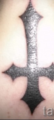 Фото перевернутого креста в тату на шее сзади