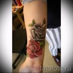 Фото тату: Татуировка на запястье с сочетанием красной и серой розы, реалистичный стиль, цветочные элементы.