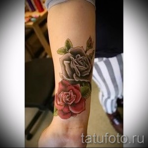 Фото тату: Татуировка на запястье с сочетанием красной и серой розы, реалистичный стиль, цветочные элементы.