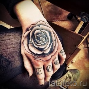 Фото черно-белой татуировки с изображением розы на руке. Элегантный и стильный рисунок татуировки.