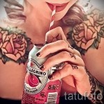 Фото тату: две яркие татуировки роз в стиле old school на плечах девушки. Классический рисунок татуировки с четкими контурами и насыщенными цветами.