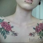 Фото парных татуировок роз на плечах у девушки. Изящные и нежные рисунки татуировок, выполненные в реалистичном стиле.