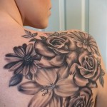 Фото тату с изображением букета цветов на плече. Красивый рисунок татуировки в черно-белых тонах. Эскиз тату для девушек.