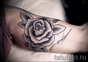 Фото тату: Роза, выполненная в технике dotwork, на плече. Минималистичный рисунок татуировки с использованием точек и линий.