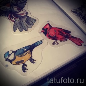 Фото эскизов татуировок птиц: черно-белые рисунки в разных стилях, от реализма до традиционного. Идеи для тату на предплечье, спину, грудь.