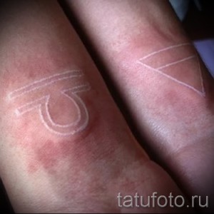 Фото белых тату на пальцах: цифра 5 и треугольник. Необычные, минималистичные рисунки татуировки.