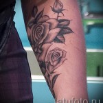 Фото тату роз на предплечье в стиле blackwork. Черно-белый рисунок татуировки с детальной проработкой лепестков и листьев. Изящный эскиз тату для ценителей минимализма.