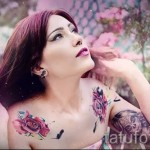Фото тату роз и черепа на плече девушки. Красочный рисунок татуировки в стиле акварель с использованием розовых и черных оттенков. Эскиз тату для смелых и романтичных.