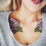 Фото тату двух пионов на ключице девушки. Красивый и нежный рисунок татуировки в пастельных тонах. Элегантный эскиз тату для романтичного образа.