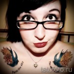 Фото тату ласточки и подсолнуха на ключице девушки. Яркий и красочный рисунок татуировки в стиле олд скул. Нежный эскиз тату для романтичных натур.