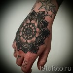 Черный цветок на кулаке - пример готового тату на фото
