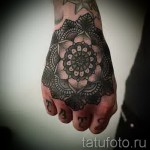 Фото татуировки на руке: детализированная мандала, выполненная в технике dotwork с использованием черных точек.