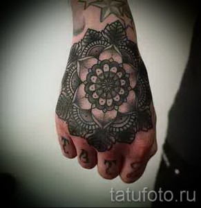 Фото татуировки на руке: детализированная мандала, выполненная в технике dotwork с использованием черных точек.