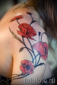 Фото тату маков на плече. Рисунок выполнен в ярких красных и зеленых тонах, с акцентом на детализацию лепестков и стеблей. Идеально для любителей цветочных мотивов.