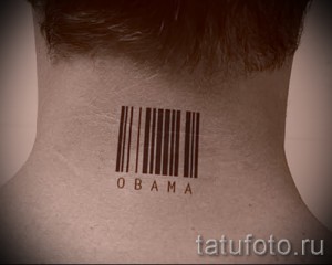 Фото тату штрихкода на шее с надписью 'OBAMA'. Черно-белый минималистичный рисунок татуировки, выражающий политические взгляды.
