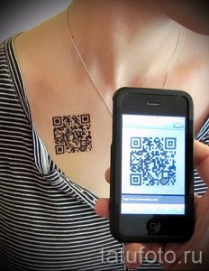 Фото тату QR-кода на груди. Современный и технологичный рисунок татуировки, который можно сканировать.
