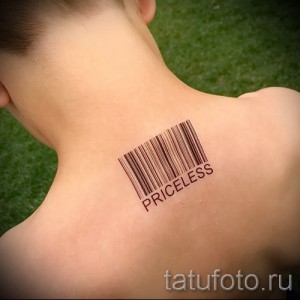 Фото тату штрих-кода с надписью 'PRICELESS' на шее. Стильный и минималистичный рисунок татуировки.
