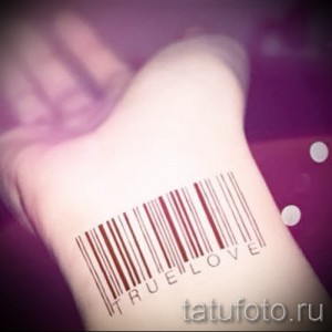 Фото тату штрих-кода на запястье с надписью 'TRUE LOVE' под ним. Романтичный и минималистичный рисунок татуировки.