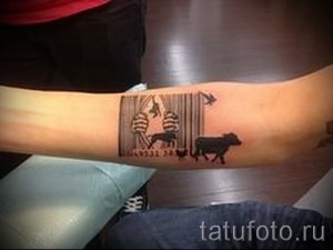Фото тату штрих-кода на предплечье, внутри которого изображены животные. Необычный рисунок татуировки, сочетающий в себе символизм и современный стиль.