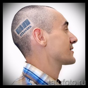 Фото тату штрих-кода с номером на бритой голове мужчины. Оригинальный и смелый дизайн, черно-белая гамма.