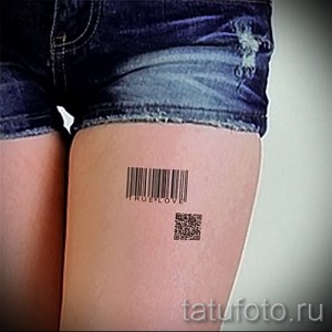 Фото тату штрих-кода с надписью 'TRUE LOVE' и QR-кода на бедра девушки. Минималистичный дизайн, черно-белая гамма.