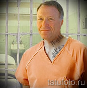 Фото тату: Криминальная татуировка на шее заключенного, включающая символы и надписи, характерные для воровского мира. Рисунок выполнен в черно-белых тонах.